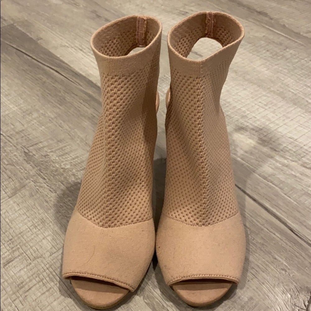 Peep toe shoes